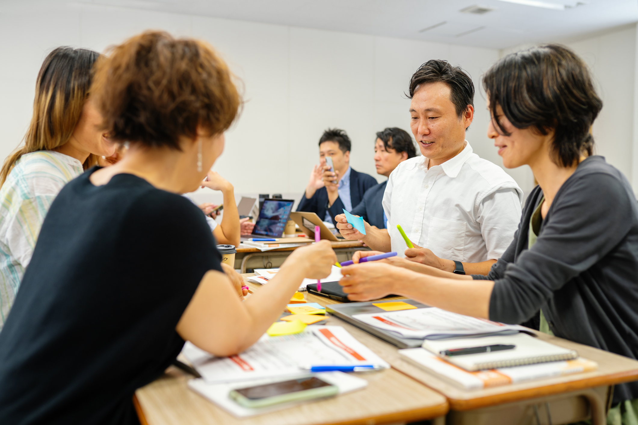 グループワークでワークショップをしている人たちの図